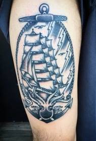 Barca a vela nera grigia cù u mudellu di tatuaggi di calamari