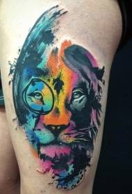 Padrão de tatuagem de cabeça de leão multicolorido na coxa