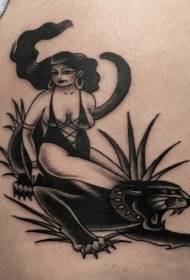 Donna sexy sexy di scola vecchia cù un mudellu di tatuaggi di pantera nera