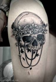 Augšstilbiem neticami melna emalja ar ziedu dārgakmeņu tetovējuma modeli