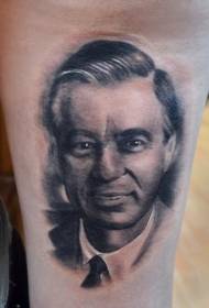 Coscia modello realistico tatuaggio ritratto di uomo bianco e nero