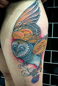 Modello di tatuaggio di gufo dipinto scuola di coscia