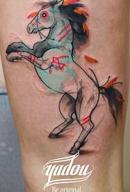 Abstraktus arklio tatuiruotės paveikslas ant šlaunies