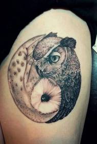 Modello di tatuaggio gufo coscia yin e yang in stile gossip bianco e nero