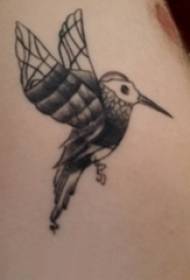 Tatoo ndege wa kiume wa tatu kwenye picha nyeusi ya tattoo ya hummingbird