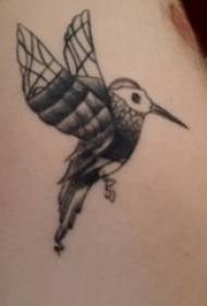 Zampone maschio dell'uccello del tatuaggio sull'immagine nera del tatuaggio del colibrì