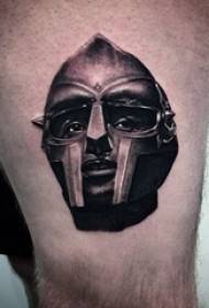 Samurai kofia ya nduni tattoo ya fuvu la kiume kwenye picha nyeusi ya kofia ya samurai