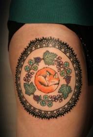 Śpiący lis w stylu nóg z kwiatowym wzorem tatuażu