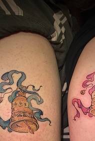 Колір пара дзвони татуювання візерунок на стегні