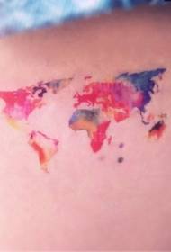 Modello di tatuaggio mini coscia con mini mappa del mondo con inchiostro splash fresco