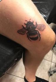 Cosce di ragazza su punte di punture nere linee semplici piccole immagini di tatuaggi di api animali