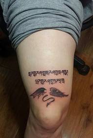 Mtundu wosavuta wa tattoo ya Sanskrit pa ntchafu