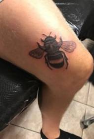 Chłopięce uda na czarnym tatuażu prostej linii owadów pszczoły tatuaż obraz