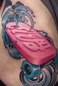 Izter koloreko itsasoko olatua patinete tatuaje ereduarekin