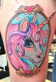 Cuisse jolie caricature peint motif de tatouage portrait licorne