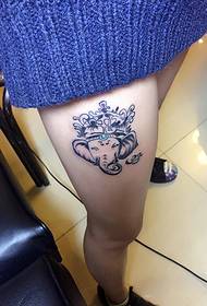 Tatuiruotė mažos dramblio dievo mergaitės tatuiruotė ant šlaunies