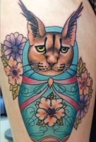 Modello del tatuaggio della bambola e del fiore del gatto selvatico della coscia di stile dell'illustrazione di colore