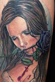Reiden pelaamista tyyli maalattu nainen violetti ruusu tatuointi kuvio
