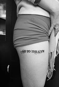 Le immagini del tatuaggio della coscia inglese ti rendono diverso