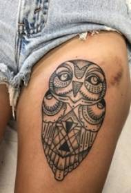 Cosce di scolaretta su punture nere geometriche linee semplici disegni di tatuaggi di piccoli gufi animali