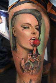 Prawdziwe zdjęcie jak kolorowy wzór tatuażu uwodzicielskiej kobiety