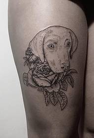 Секси куче на бутот \\ u200b \\ u200b цветна тетоважа шема