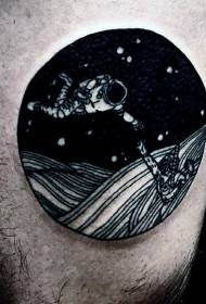 Čierny okrúhly astronaut a tetovanie vo vesmíre