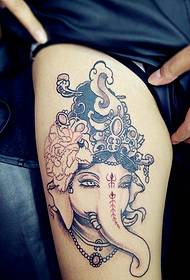 Bellissimo tatuaggio piccolo elefante sulla coscia di una ragazza