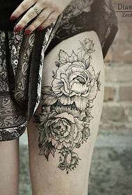 Црно-бела слика раскошне тетоваже божура