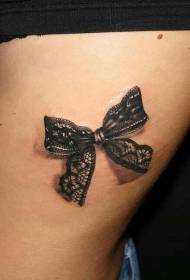 Simpatico motivo a tatuaggio con fiocco in pizzo nero
