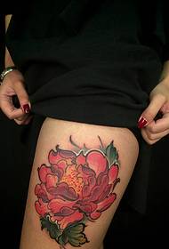 Tattoo tattoo гули Peony ба пойҳои сафед афтид