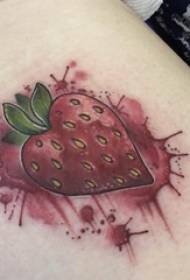 Les cuixes de les nenes pintades en línies simples quadres de tatuatges de maduixes de fruites