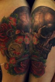 Orologio a colori di gamba e motivo tatuaggio teschio umano rosa