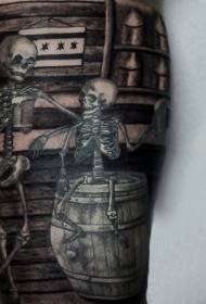 Esqueleto de cinza negra impresionado á coxa con patrón de tatuaxe de cervexa