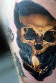 Craniu realistu di culore di legne cù mudellu di tatuaggi di candela