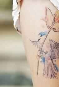 Uyluk suluboya tarzında kuş ve çiçek dövme deseni