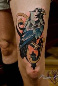 Coscia new school colorata grande uccello e lampada tatuaggio