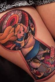 Казка мультфільму на стегнах намалювала татуювання поїздки Аліси