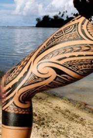 Personalità femminile sulla coscia, personalità creativa, piccolo modello di tatuaggio fresco e bello