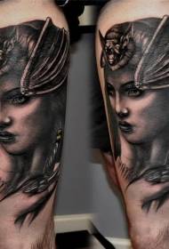 Ritratto di donna nera nera grigia cù un mudellu di tatuaggi di pipistrello