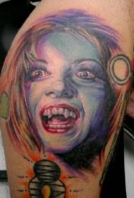 Modello tatuaggio spalla vampiro ragazza colore