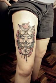 ຂາອາຍຸໃນໂຮງຮຽນ funny wolf ກັບ tattoo ໂມງ vintage