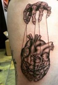 Сърце татуировка момиче бедро на черна татуировка сърце татуировка снимка