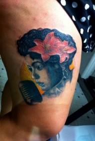Фантастична слика у боји обојена женска певачица тетоважа слика