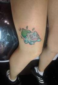 Kofshën e vajzës së tatuazhit Pokemon mbi foton e tatuazhit të pokemonit me ngjyrë