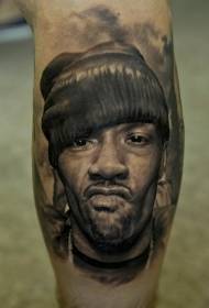 Portret realist i një njeriu me një tatuazh