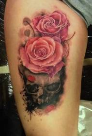 腿色玫瑰與頭骨紋身圖案