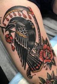 Modello di tatuaggio dell'uccello modello di tatuaggio dell'uccello della coscia della ragazza