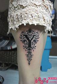 Imagen de tatuaje de tótem de flor de carta de muslo