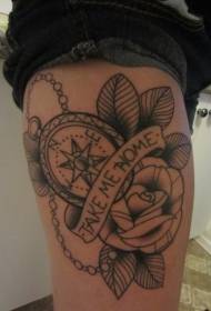 Coscia linea nera bussola e motivo floreale tatuaggio alfabeto